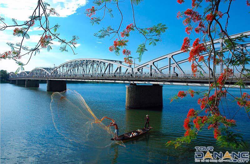 Hình ảnh sông Hương và Cầu Tràng Tiền - Tour du lịch Huế 1 ngày