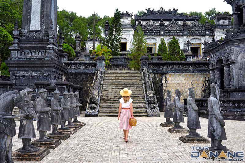 [Image: lang-khai-dinh-tour-hue-1-ngay-1.jpg?v=1615422533]