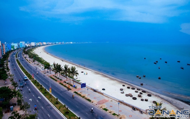 Bãi biển Phạm Văn Đồng ở đâu?