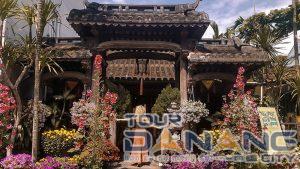 Khung cảnh từ ngoài nhà cổ Thái Phiên