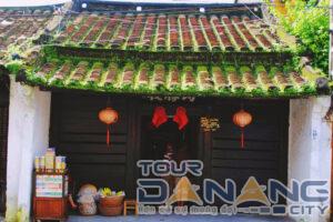 Đến nay mái ngói đã phủ đầy rêu xanh, tạo nên cảnh đẹp khó lòng cưỡng nổi