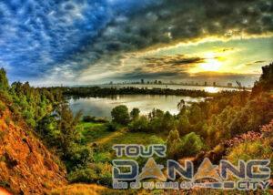 Cả hoàng hôn và bình minh ở trên hồ Xanh đều khiến du khách mê mẩn