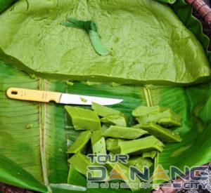 Bánh đúc mật Huế có màu xanh đặc trưng của lá gói