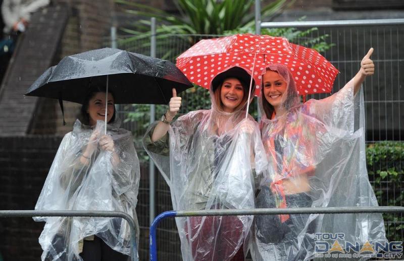 Ô dù, áo mưa khi đi du lịch Đà Nẵng mùa mưa