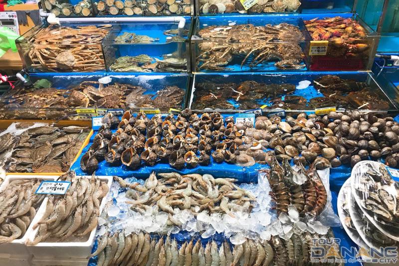 Ăn uống no say với đủ loại hải sản tươi sống ở Đà Nẵng