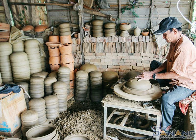 Làng gốm Thanh Hà có tuổi đời từ rất lâu và đến nay vẫn giữ được những kỹ thuật làm gốm xưa