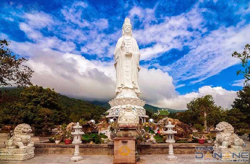 Bức tượng Phật khổng lồ ở chùa Linh Ứng