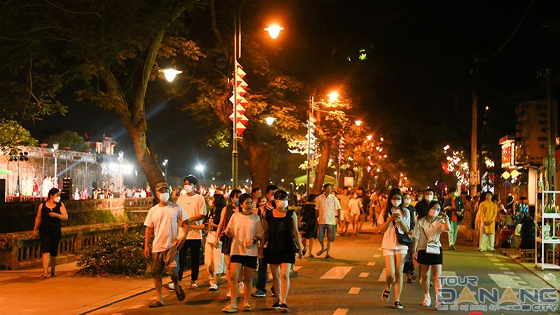 Rất đông du khách và người dân đi dạo ở phố đi bộ
