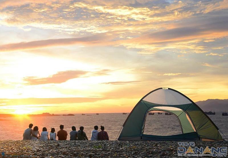 Cắm trại cùng bè bạn ở bờ biển chắc chắn là trải nghiệm tuyệt vời mà bạn không nên bỏ qua