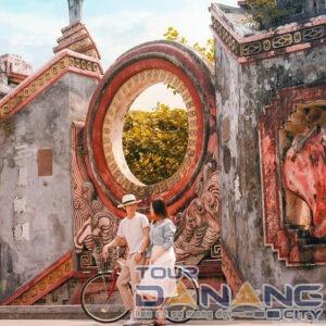Cổng tam quan của chùa Bà Mụ là nơi check in yêu thích của nhiều du khách