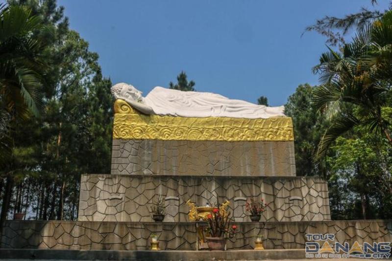 Tượng Phật nằm ở ngay cổng ra vào chùa