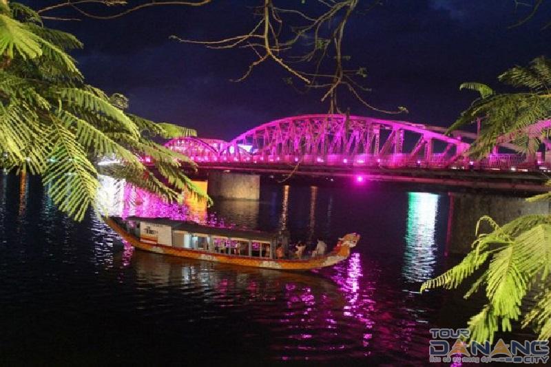 Du thuyền sông Hương 