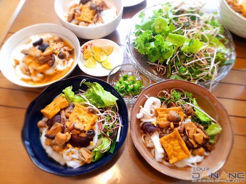 Mì Quảng ở Huế ăn cùng với các loại rau sống 