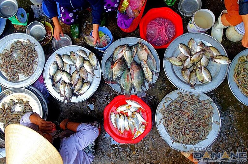 Chợ bán nhiều loại hải sản tươi sóngo
