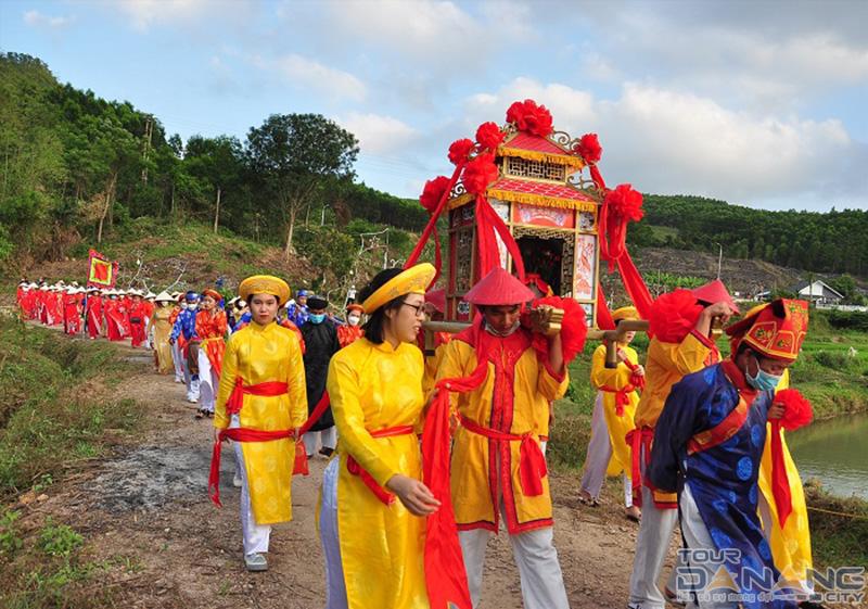 Lễ vía bà Thu Bồn có sự tham gia của đông đảo du khách