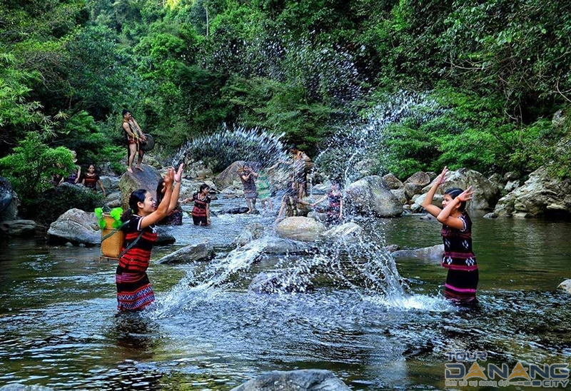 Vui chơi, tắm mát tại thác Anor