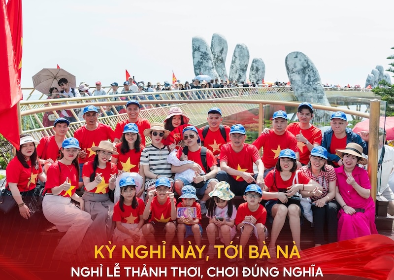 Đoàn du khách Tour Đà Nẵng City tham quan check in Cầu Vàng Bà Nà Hills siêu đẹp