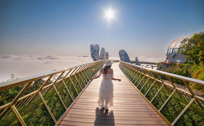 Du khách check in Cầu Vàng Bà Nà Hills với đôi bàn tay khổng lồ giữa mây trời