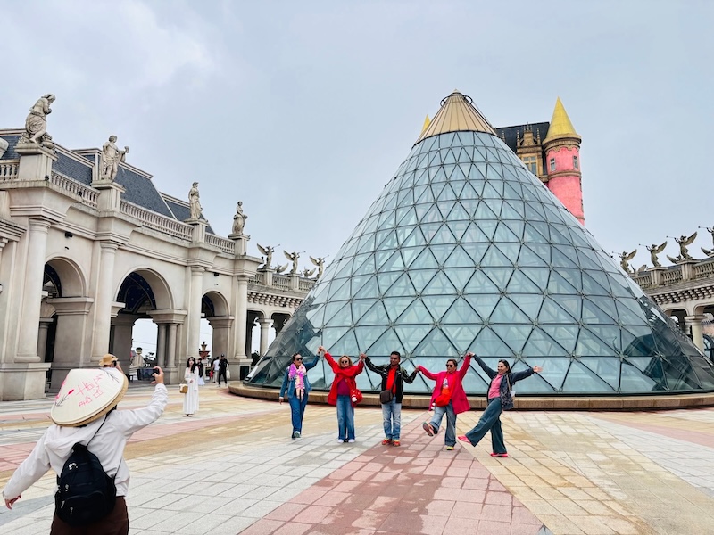 Trải nghiệm tàu hỏa leo núi – Khám phá Lâu Đài Mặt Trăng tại Bà Nà Hills